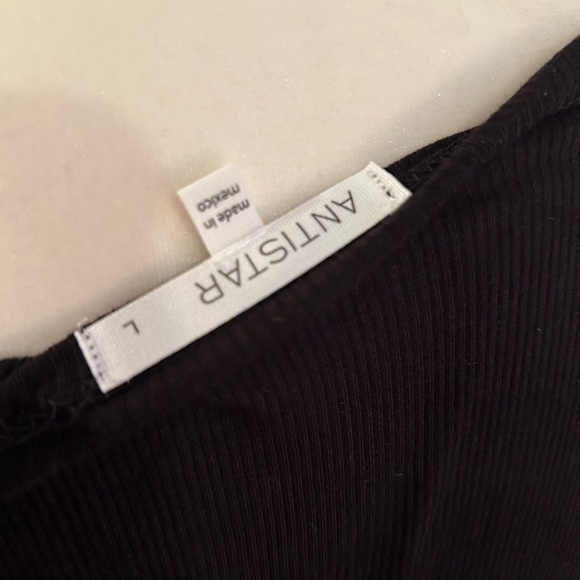 Chic Black Ribbed Dress - Picture 4 of 4